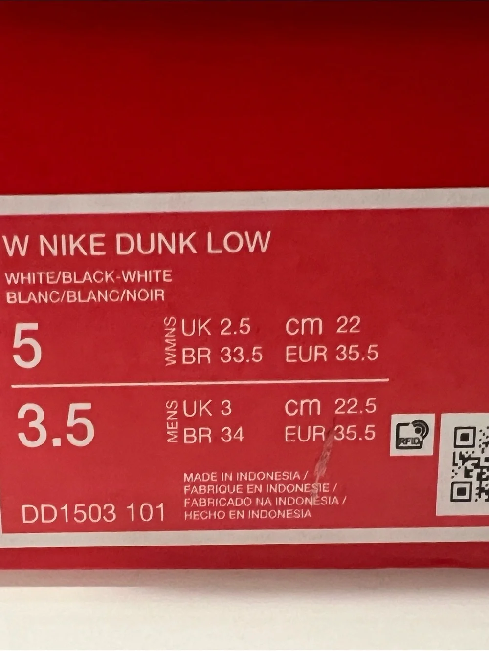 W NIKE Black and White Low-Top Sneakers